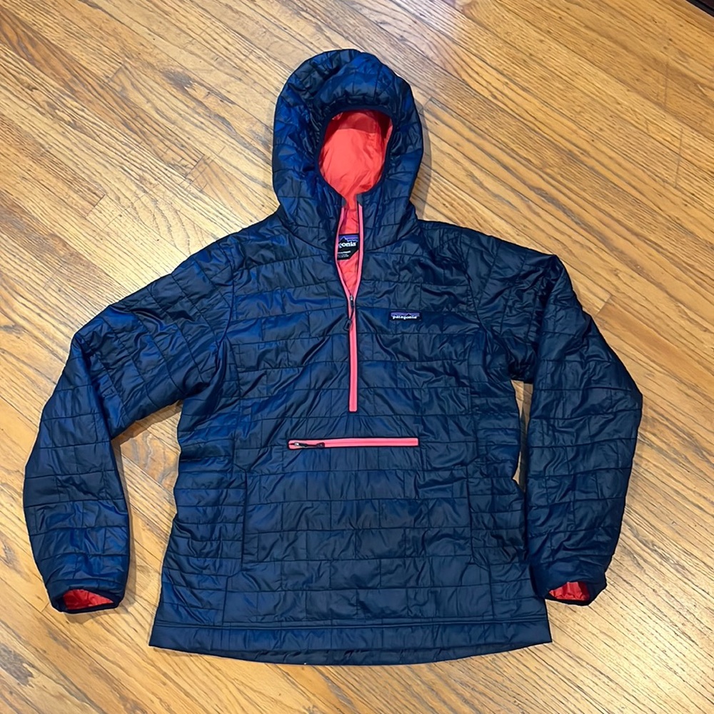 Navy blue and pink half zipped women’s puffer jacket